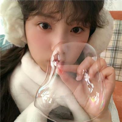 窗中女孩